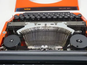 Vintage Brother Deluxe 220 Typewriter – QWERTY Layout – Excellent Condition